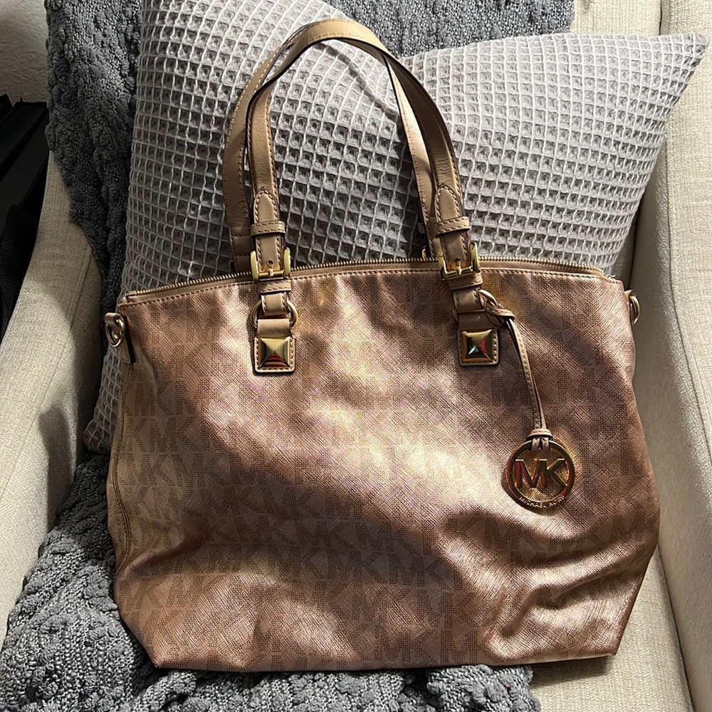 Rose gold- MK logo shoulder bag.